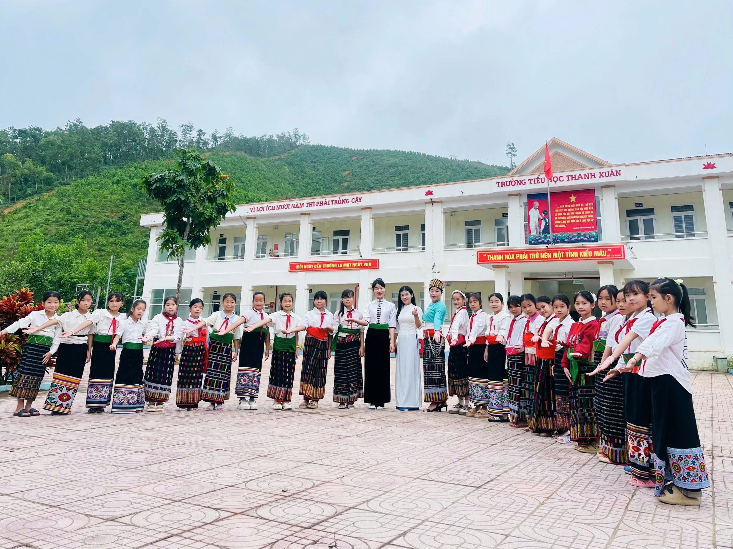 Xã Thanh Quân đưa trang phục Thái vào trường học