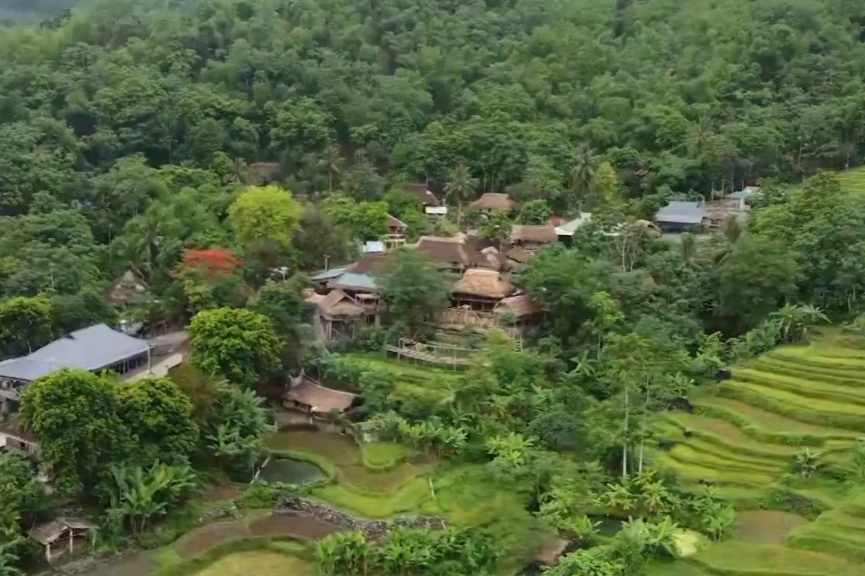 Lưng chừng trời, thấy bản!