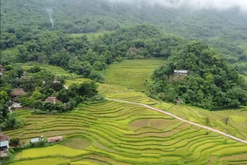 Lưng chừng trời, thấy bản!