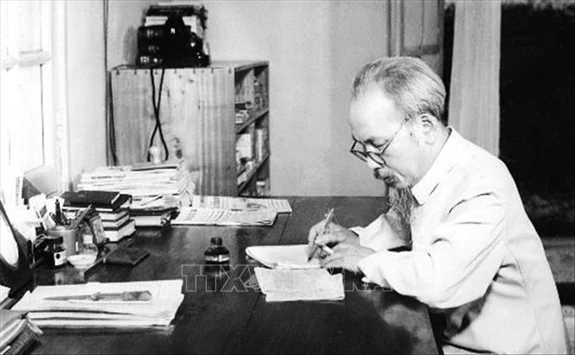 Ngày này năm xưa (9/12): Hồ Chủ tịch ký sắc lệnh về chế độ báo chí; đèn giao thông đầu tiên trên thế giới được lắp đặt