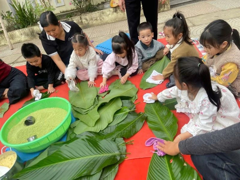 Trải nghiệm “Gói bánh chưng ngày Tết”