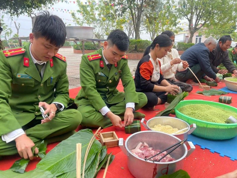 Trải nghiệm “Gói bánh chưng ngày Tết”