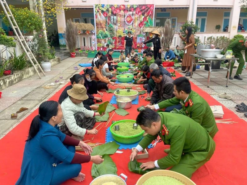 Trải nghiệm “Gói bánh chưng ngày Tết”