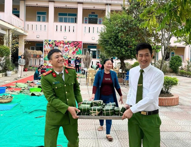 Trải nghiệm “Gói bánh chưng ngày Tết”