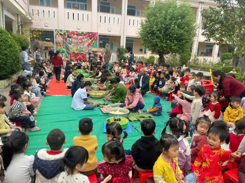 Trải nghiệm “Gói bánh chưng ngày Tết”