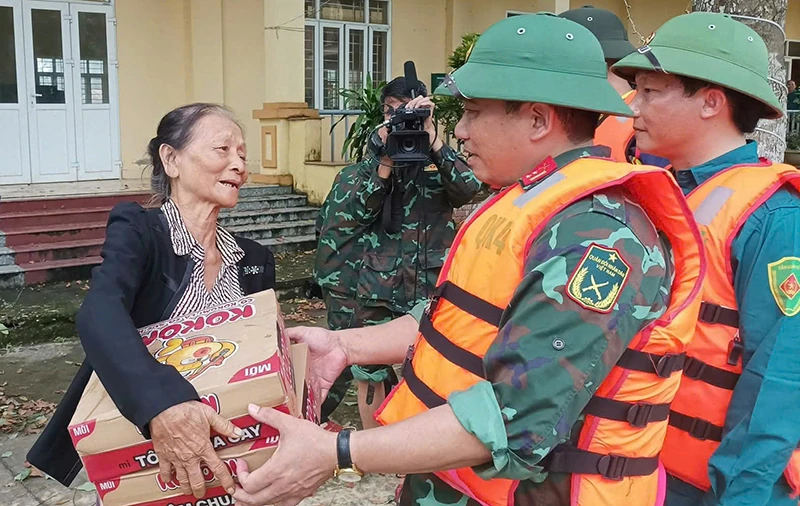 Tự hào màu áo lính (Bài 2): Điểm tựa vững vàng nơi cơ sở