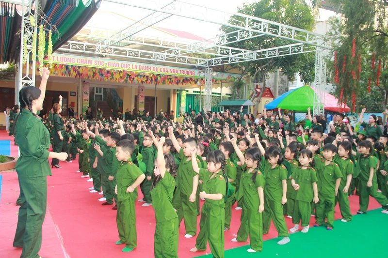 Học sinh mầm non đồng diễn kỷ niệm 81 năm Ngày thành lập Quân đội Nhân dân Việt Nam