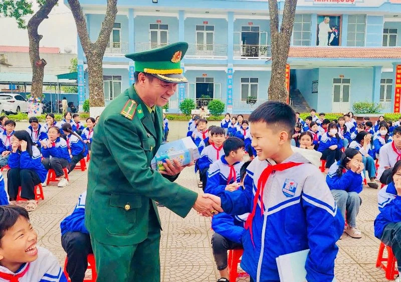 Nhiều trường học tổ chức hoạt động kỷ niệm Ngày thành lập Quân đội Nhân dân Việt Nam