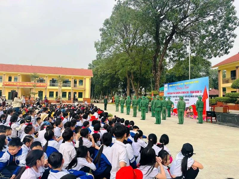 Nhiều trường học tổ chức hoạt động kỷ niệm Ngày thành lập Quân đội Nhân dân Việt Nam