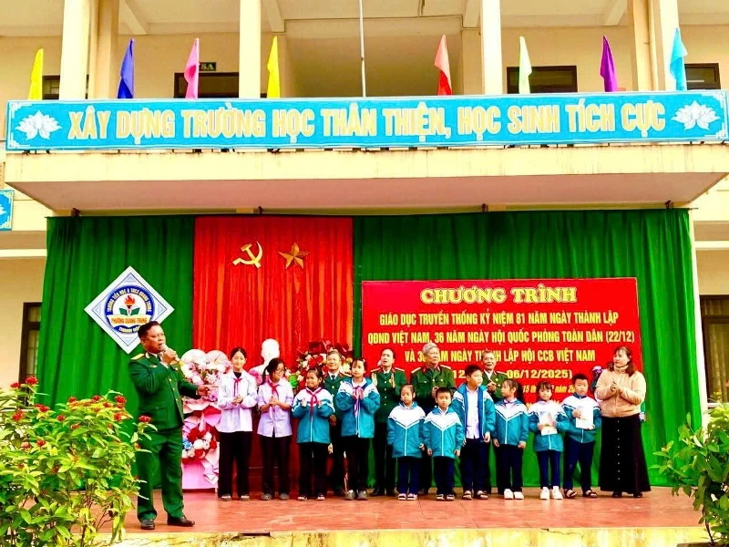 Nhiều trường học tổ chức hoạt động kỷ niệm Ngày thành lập Quân đội Nhân dân Việt Nam