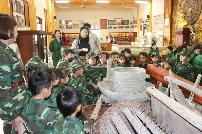 Nhiều trường học tổ chức hoạt động kỷ niệm Ngày thành lập Quân đội Nhân dân Việt Nam