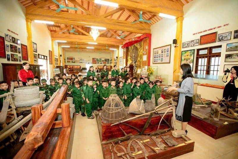 Nhiều trường học tổ chức hoạt động kỷ niệm Ngày thành lập Quân đội Nhân dân Việt Nam