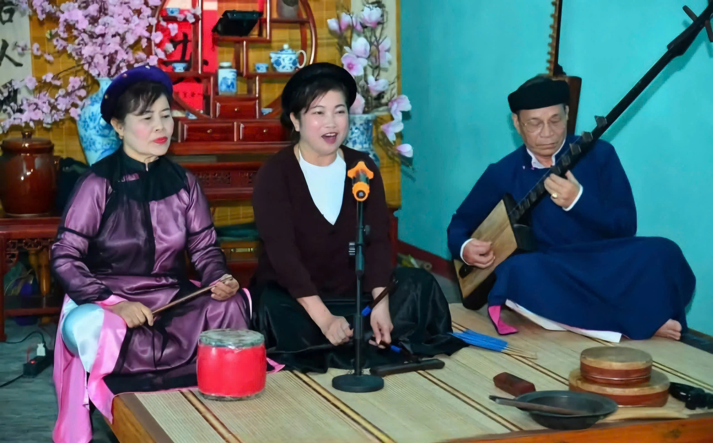 Con tằm lặng lẽ buông tơ