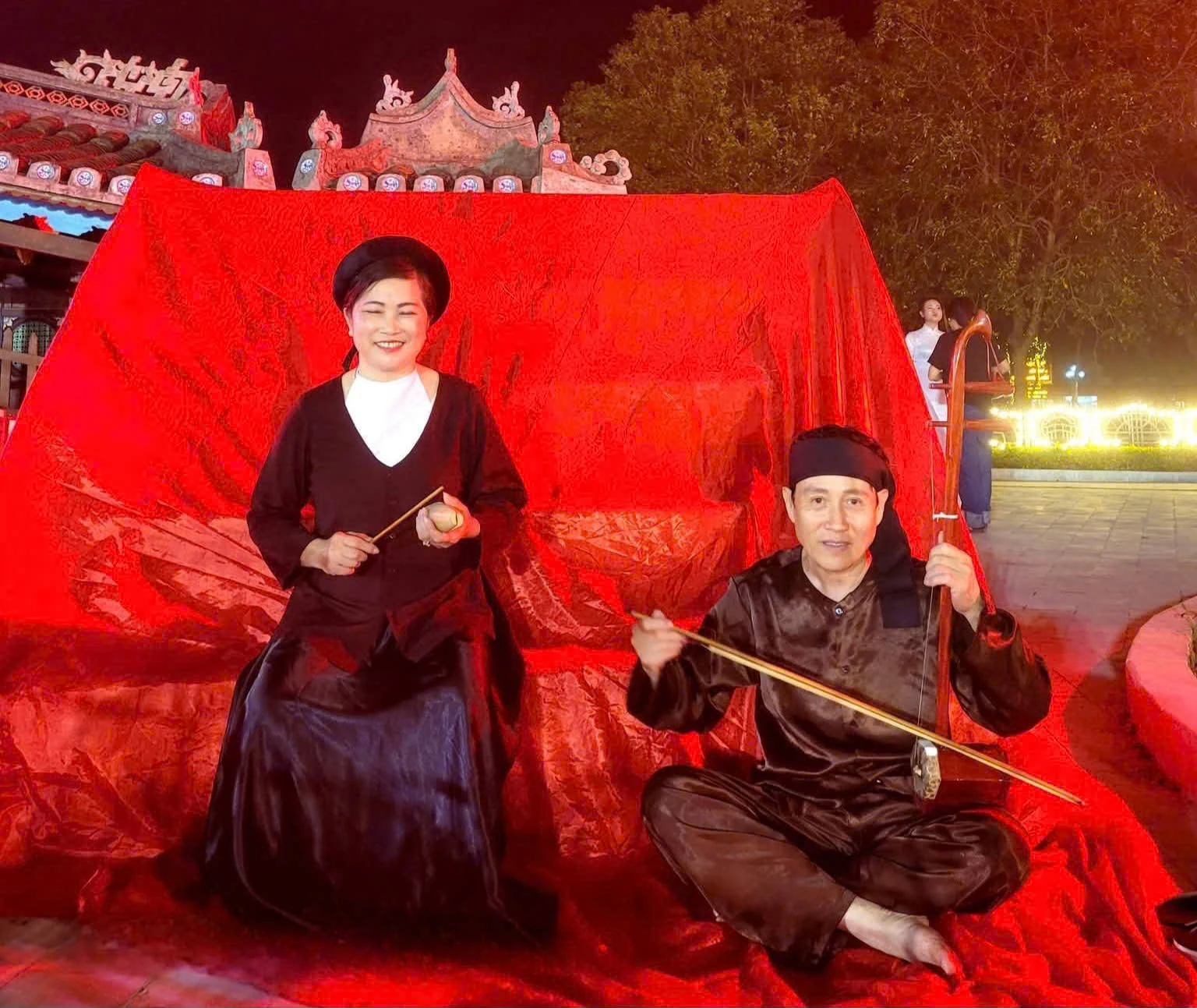 Con tằm lặng lẽ buông tơ