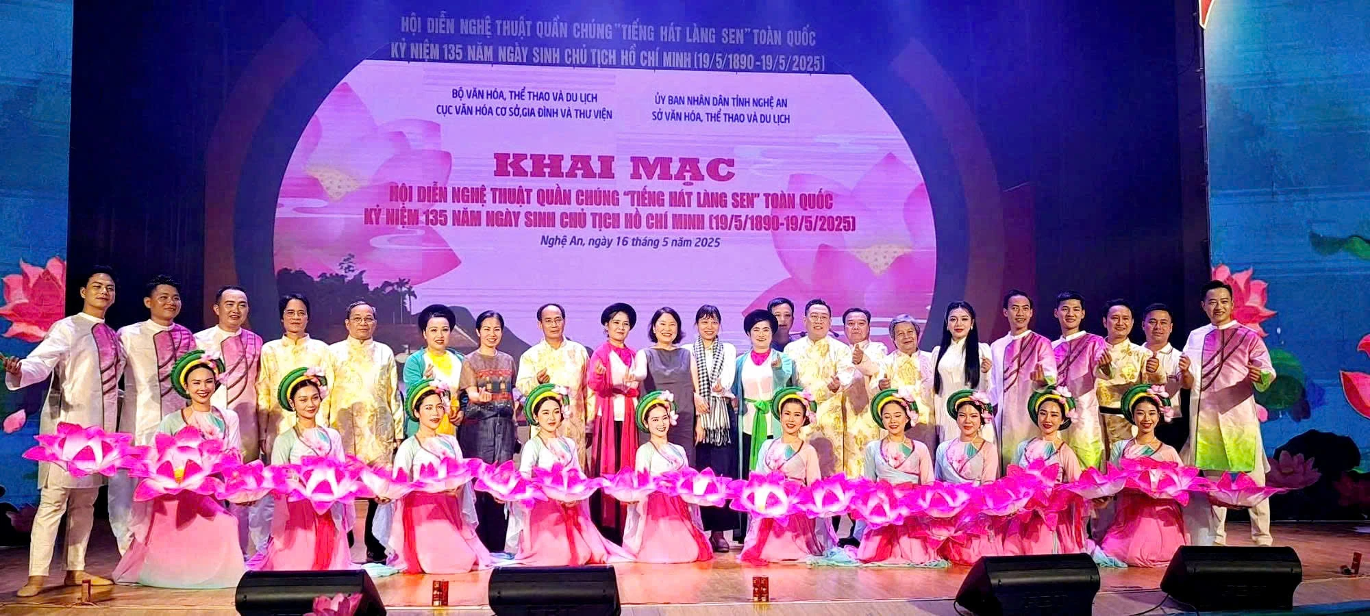 Con tằm lặng lẽ buông tơ