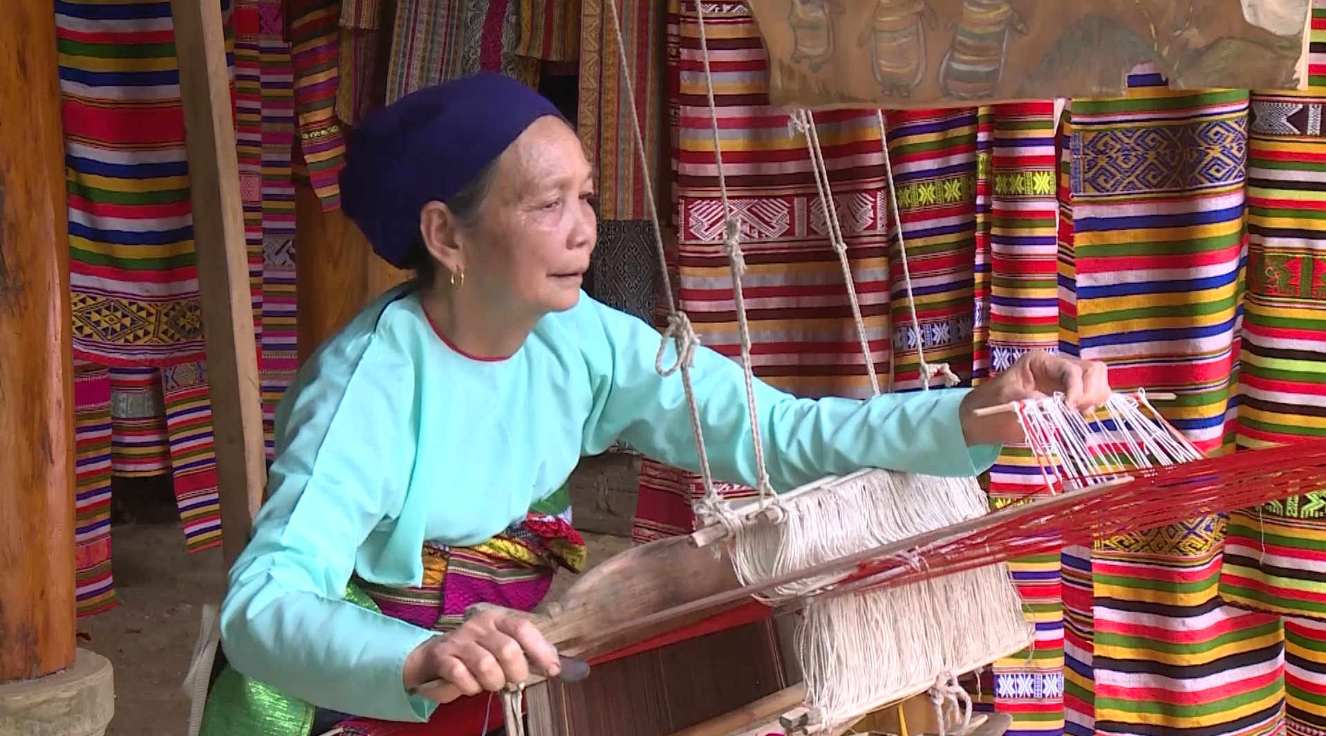 Những người dệt gấm, thêu hoa ở bản Thái