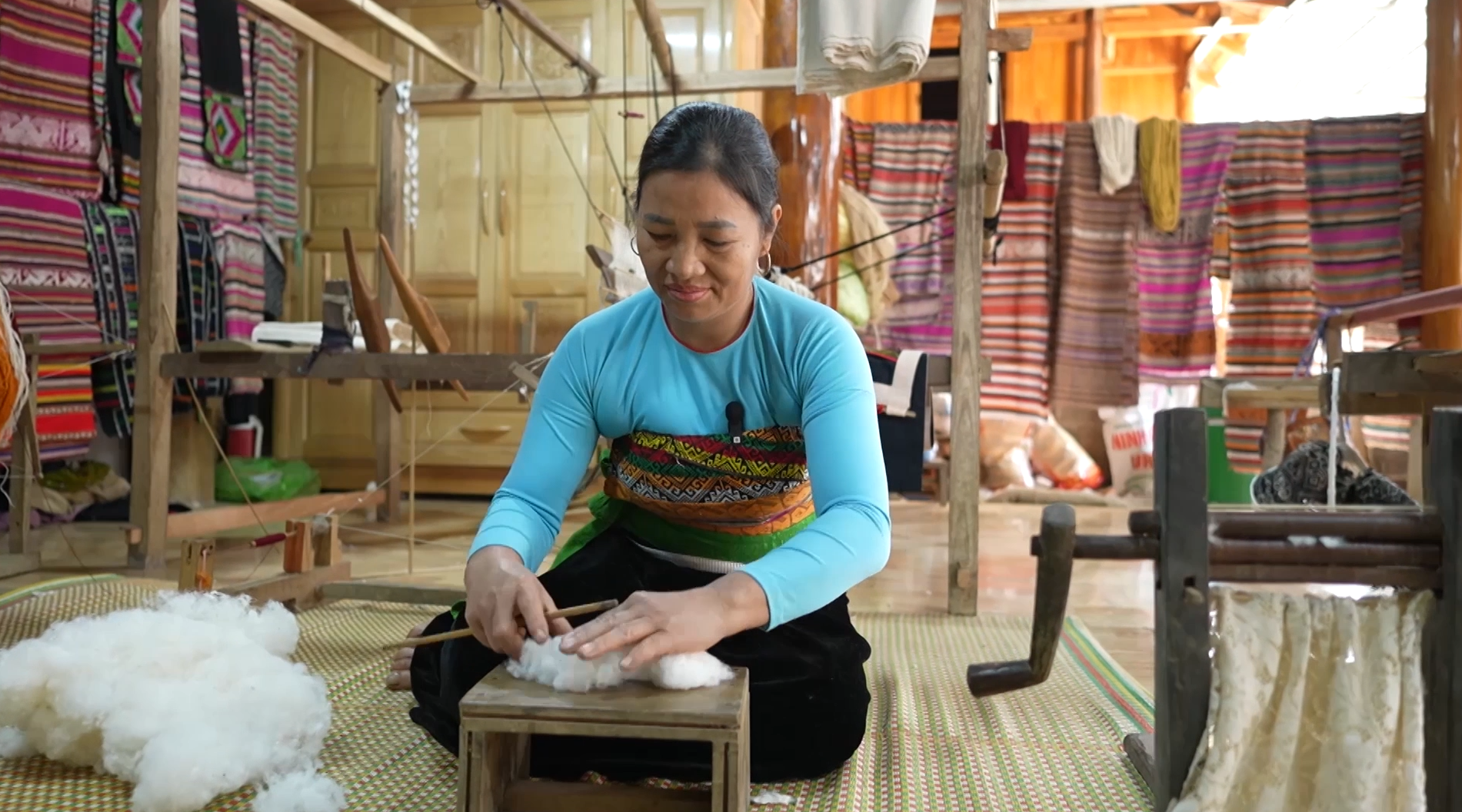 Những người dệt gấm, thêu hoa ở bản Thái