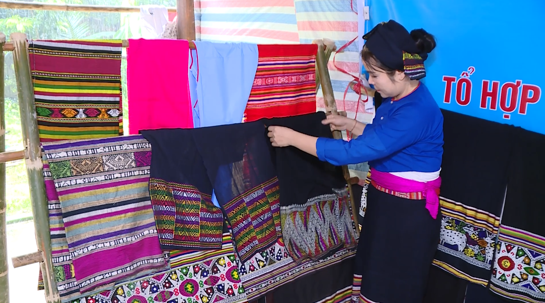 Những người dệt gấm, thêu hoa ở bản Thái