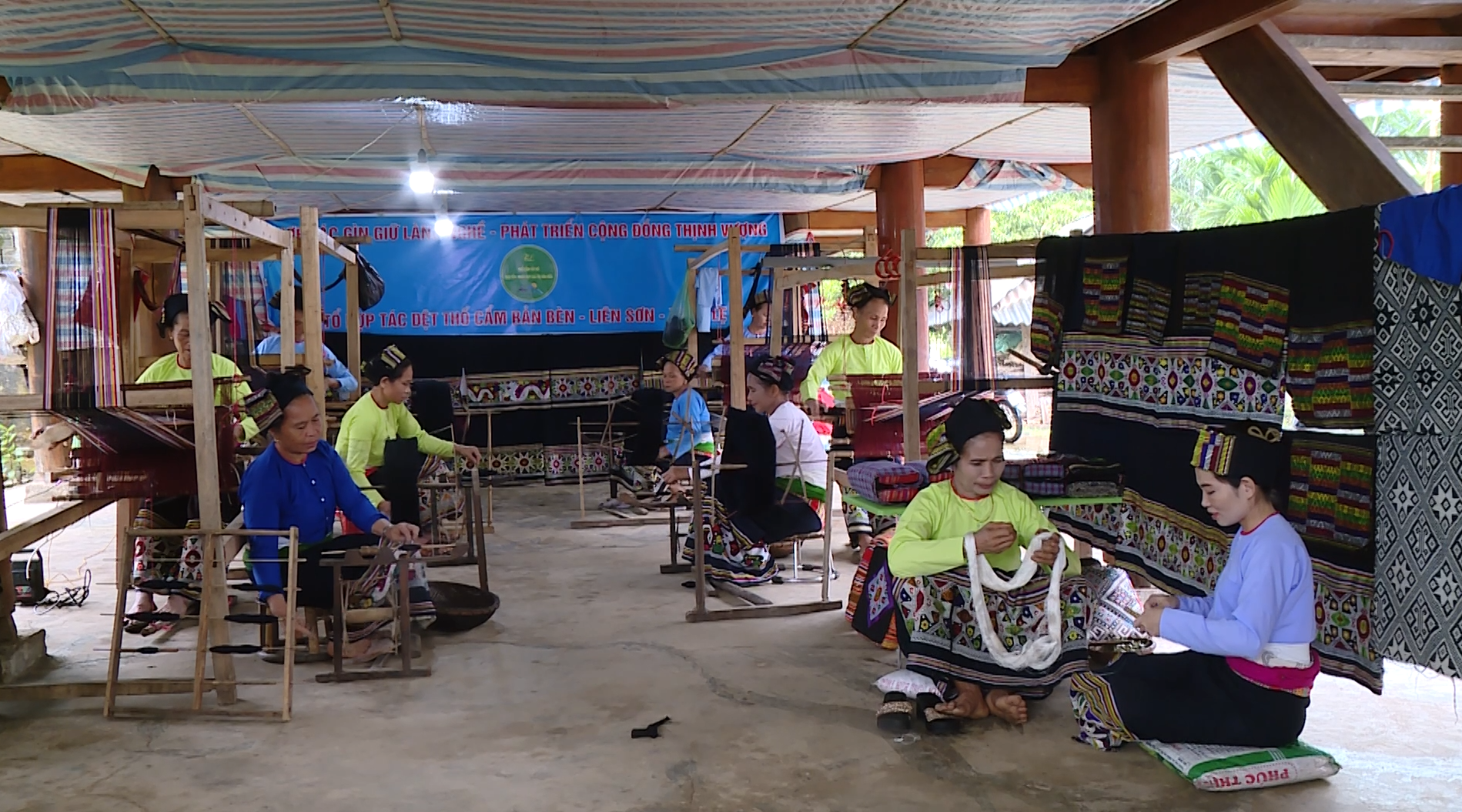 Những người dệt gấm, thêu hoa ở bản Thái