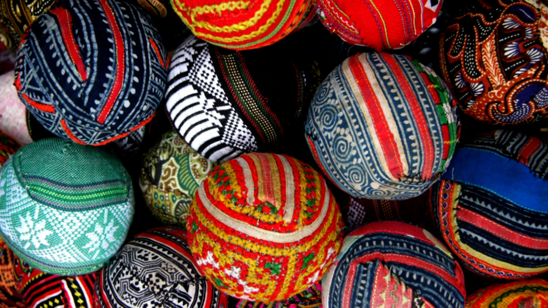 Quả pao trong tết người Mông - Biểu tượng văn hóa và tình yêu đôi lứa