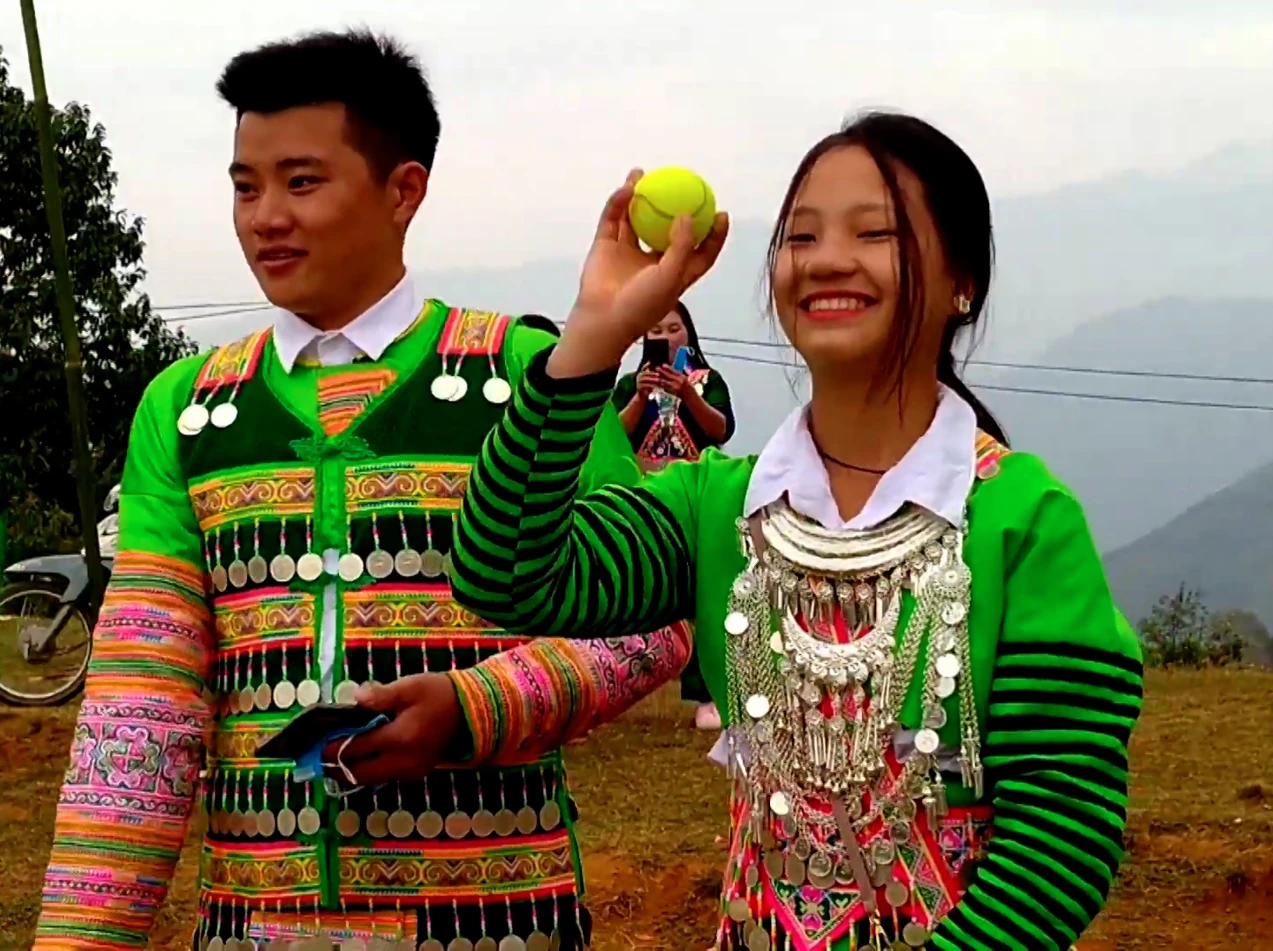 Quả pao trong tết người Mông - Biểu tượng văn hóa và tình yêu đôi lứa