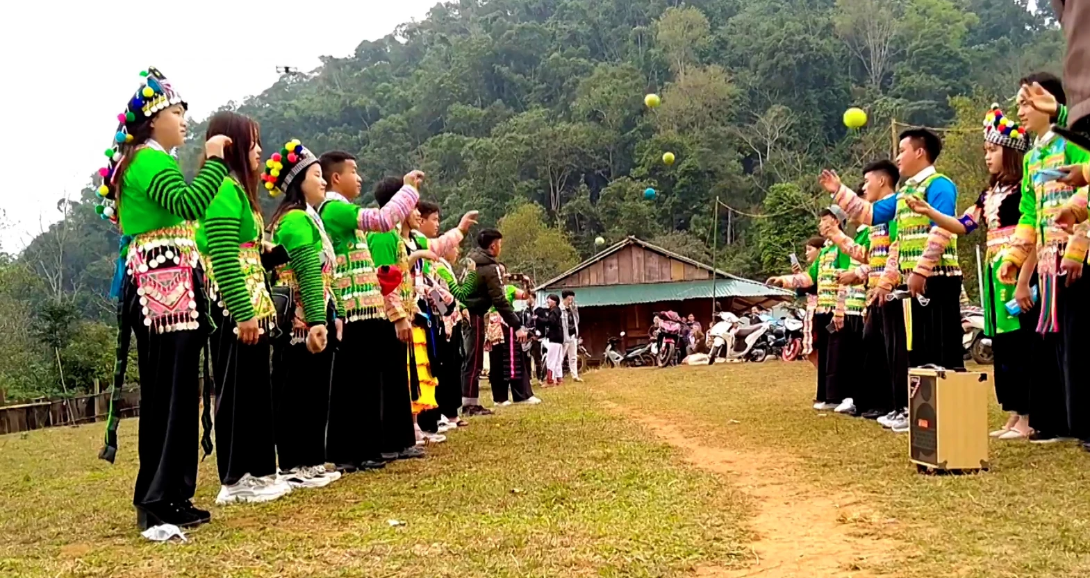 Quả pao trong tết người Mông - Biểu tượng văn hóa và tình yêu đôi lứa