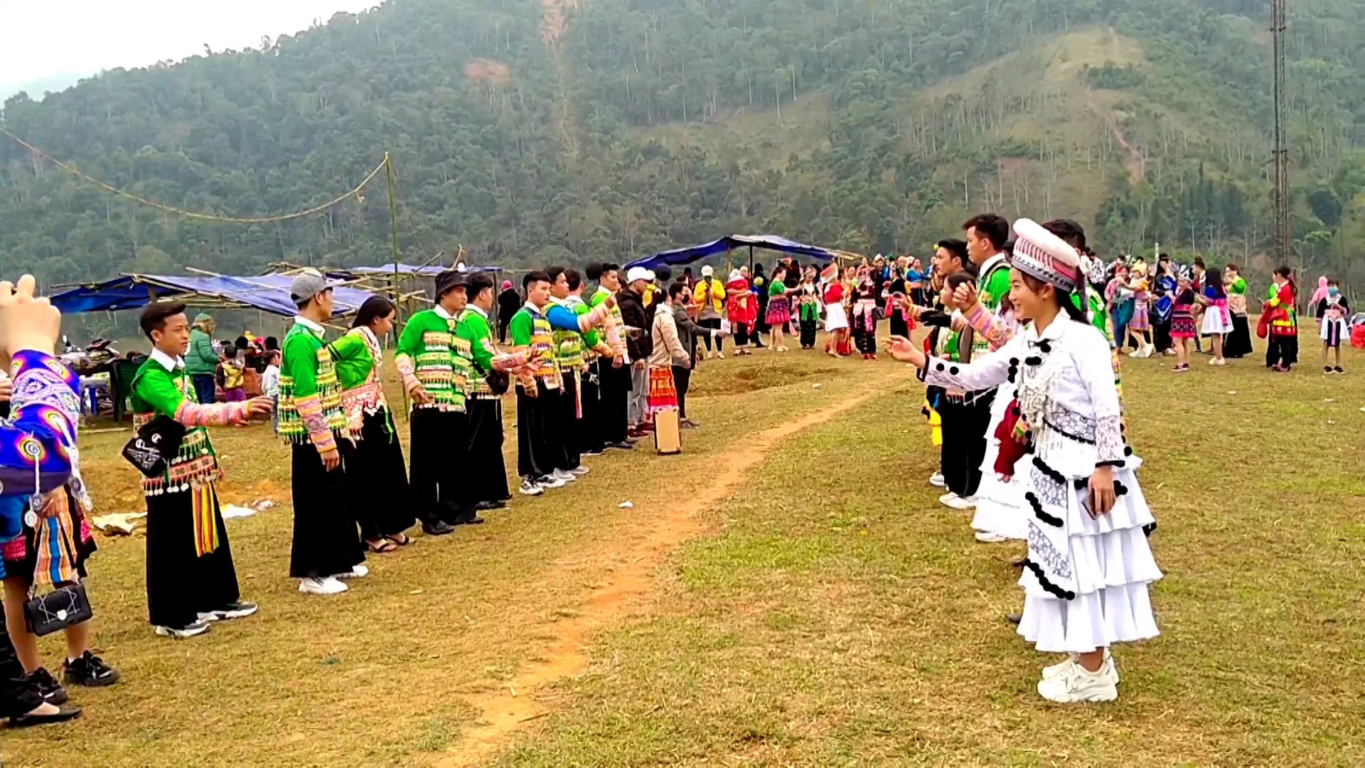 Quả pao trong tết người Mông - Biểu tượng văn hóa và tình yêu đôi lứa