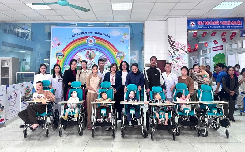Tiếp nhận viện trợ cấp phát xe lăn nhân đạo do Tổ chức Giving It Back To Kids tài trợ