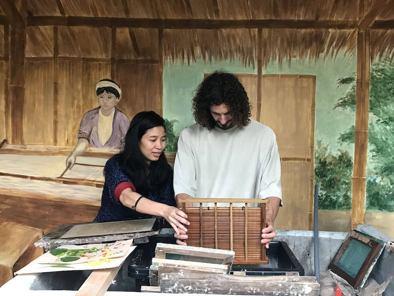 Trần Hồng Nhung và niềm đam mê với giấy dó