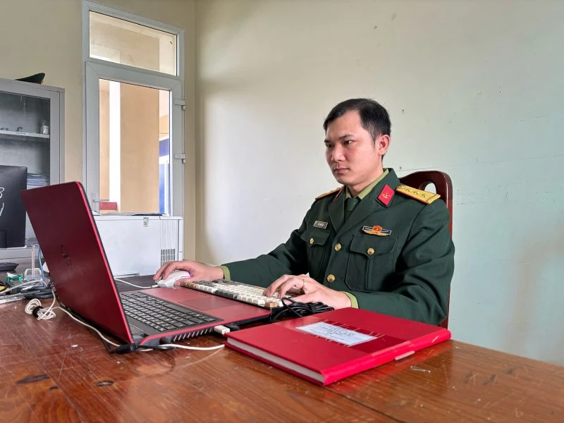 Bản lĩnh người lính trong đấu tranh bảo vệ nền tảng tư tưởng của Đảng