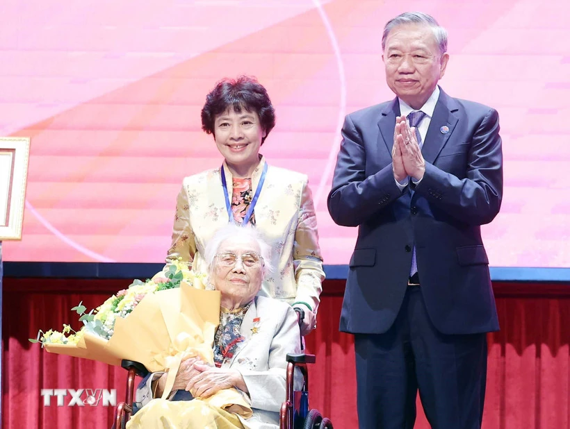 Đại hội Thi đua yêu nước: Bà Nguyễn Thị Bình là đại biểu cao tuổi nhất