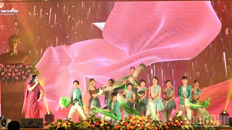 Xây dựng con người Việt Nam phát triển toàn diện, môi trường văn hóa nhân văn, văn minh và hiện đại