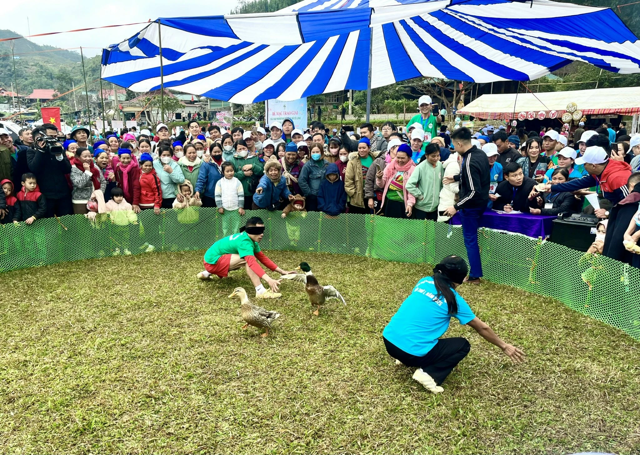 Vui nhộn với trò chơi “Bịt mắt bắt vịt” tại Son - Bá - Mười