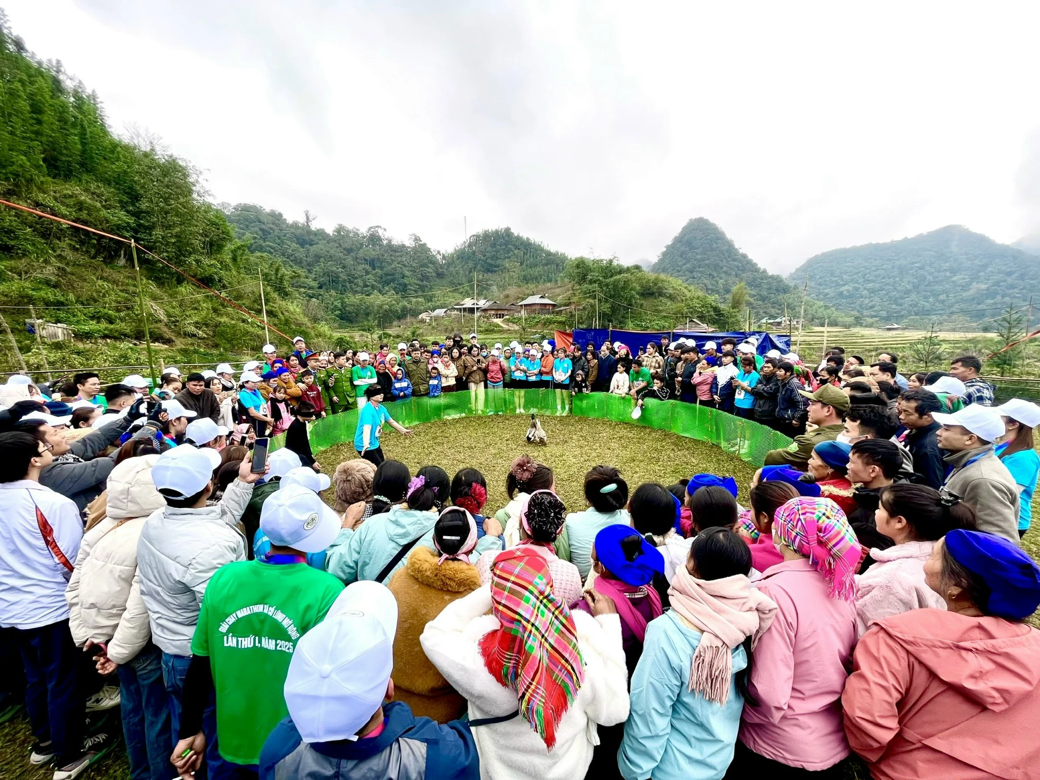 Vui nhộn với trò chơi “Bịt mắt bắt vịt” tại Son - Bá - Mười