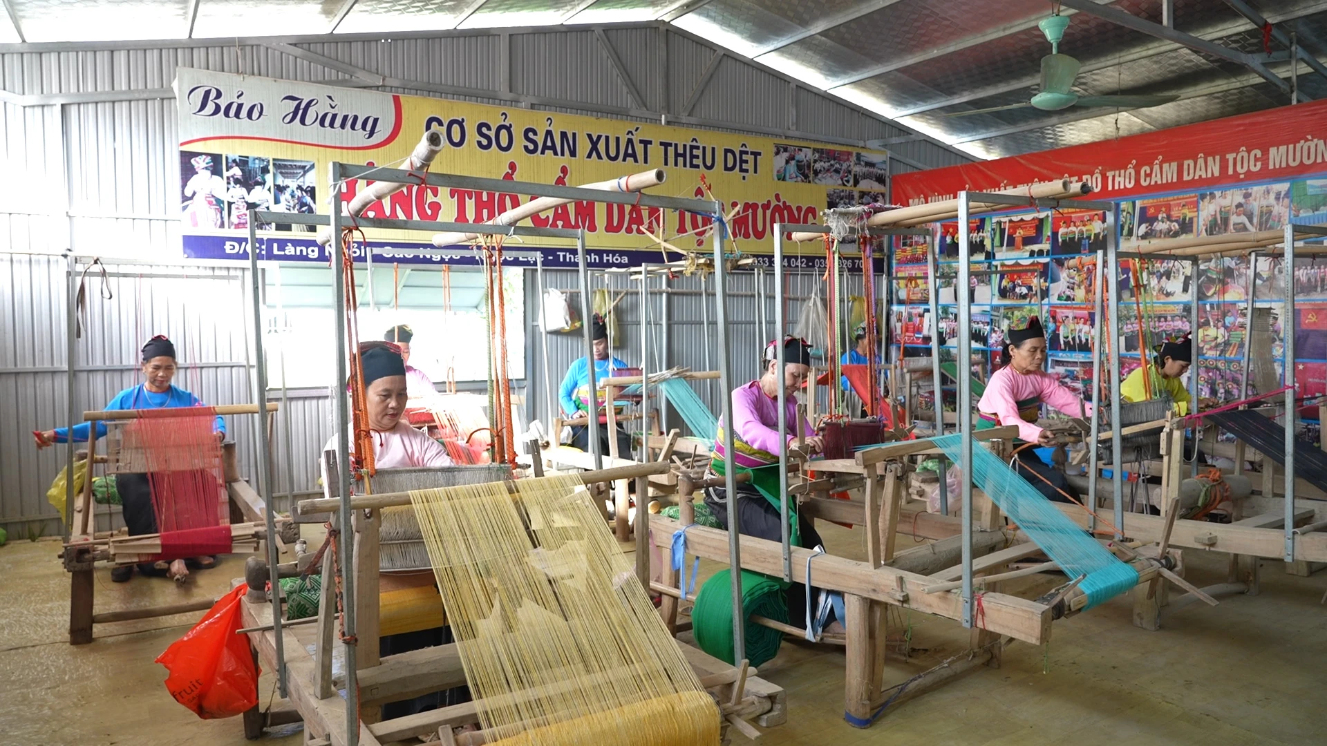 Giữ nhịp khung cửi trên đất Mường Minh Sơn