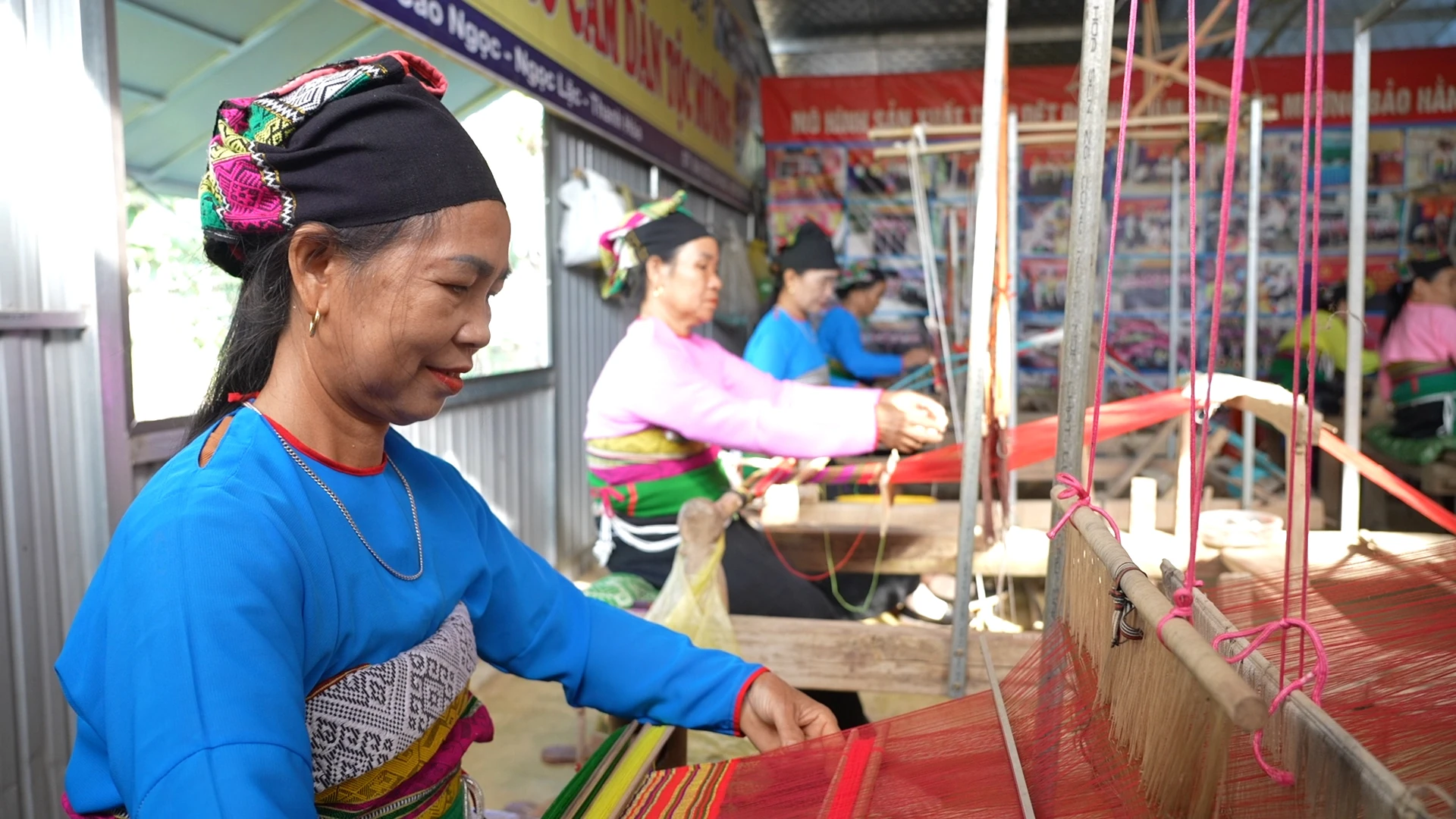 Giữ nhịp khung cửi trên đất Mường Minh Sơn