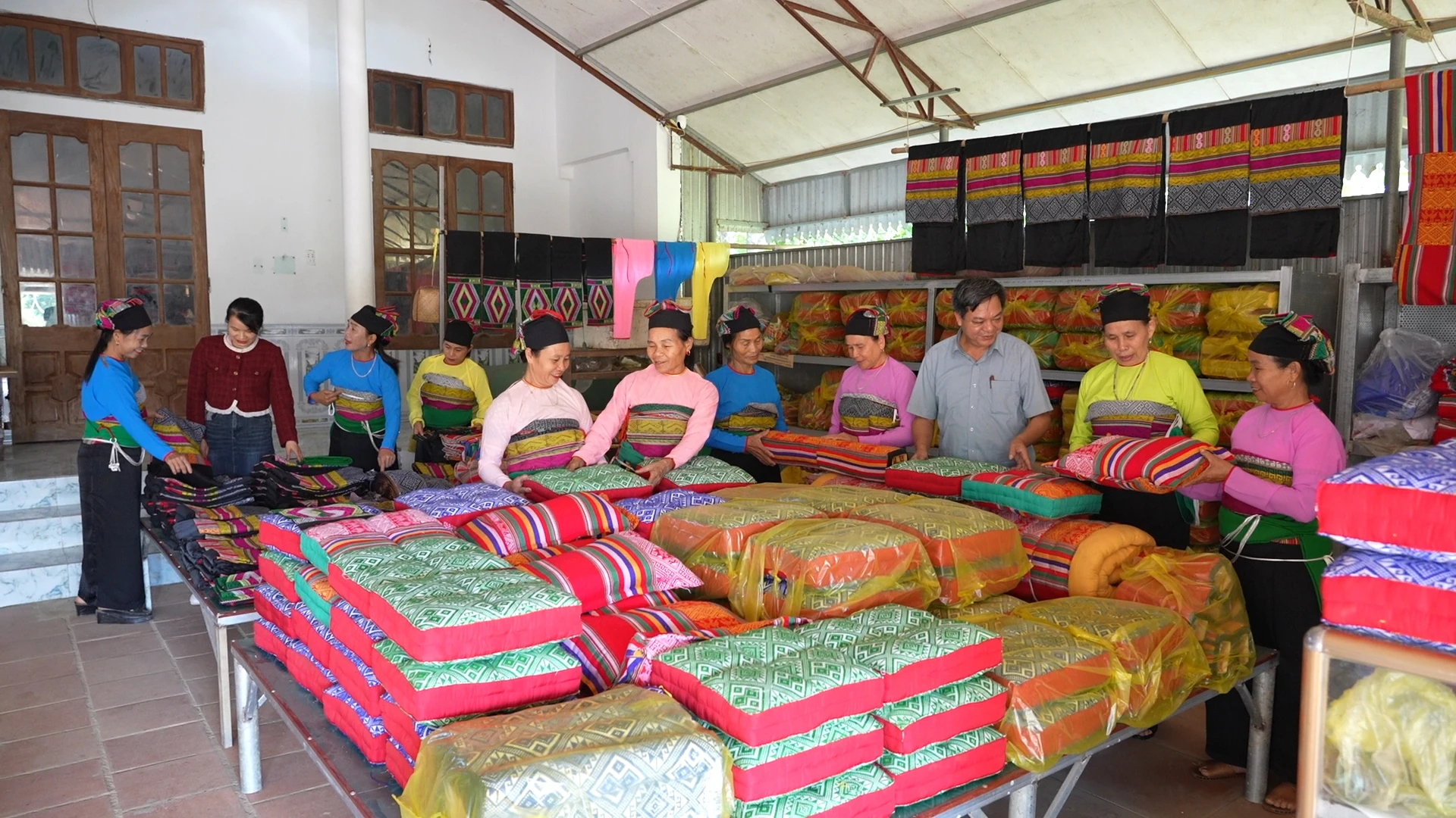 Giữ nhịp khung cửi trên đất Mường Minh Sơn