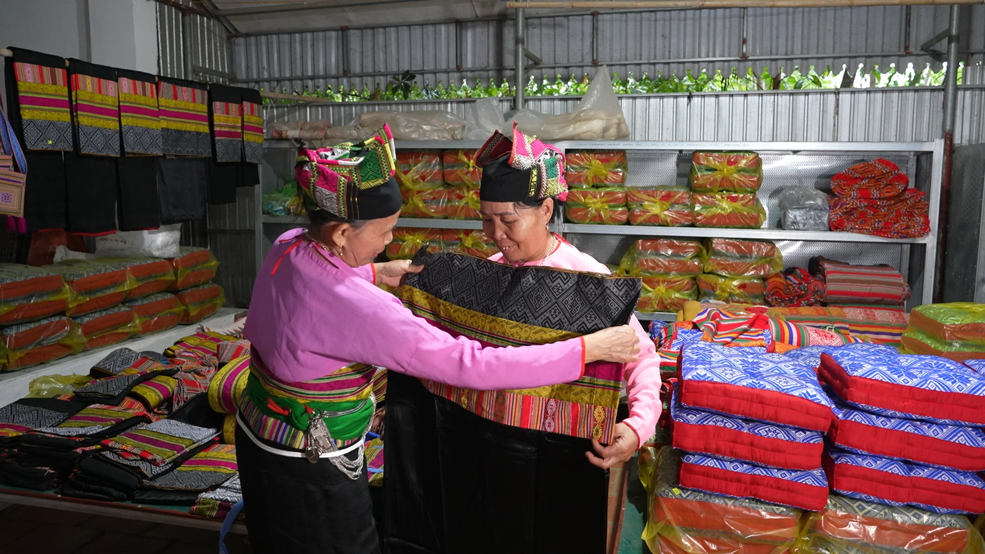 Giữ nhịp khung cửi trên đất Mường Minh Sơn