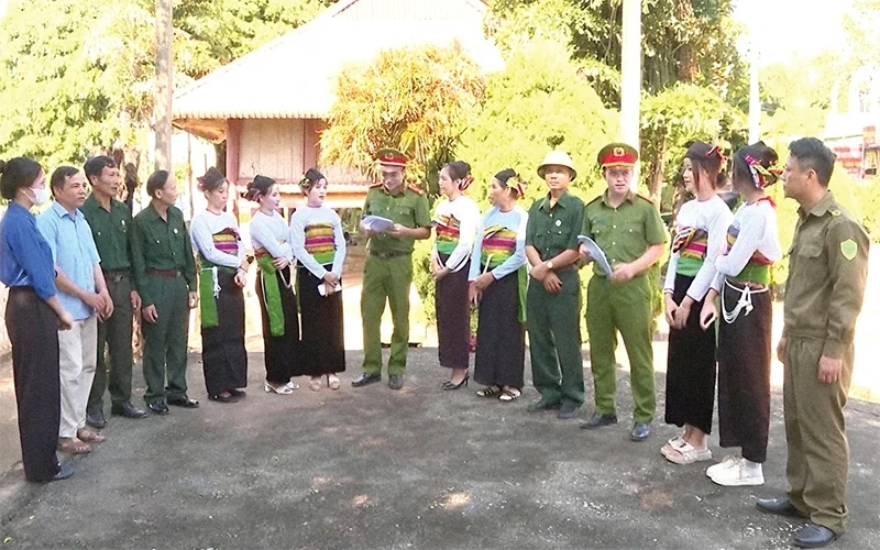 Tặng Bằng khen cho 14 cá nhân trong đấu tranh phòng chống tội phạm