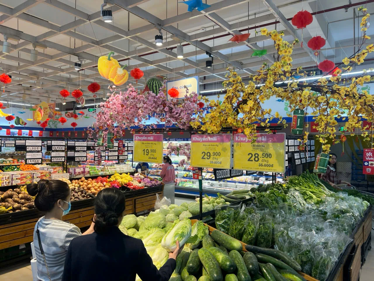 Rực rỡ sắc màu hàng hóa Tết tại các siêu thị