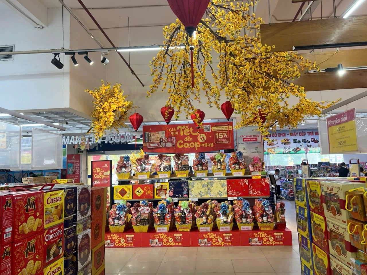 Rực rỡ sắc màu hàng hóa Tết tại các siêu thị