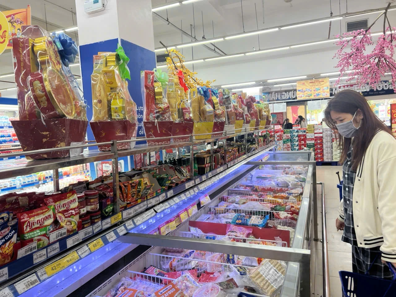 Rực rỡ sắc màu hàng hóa Tết tại các siêu thị