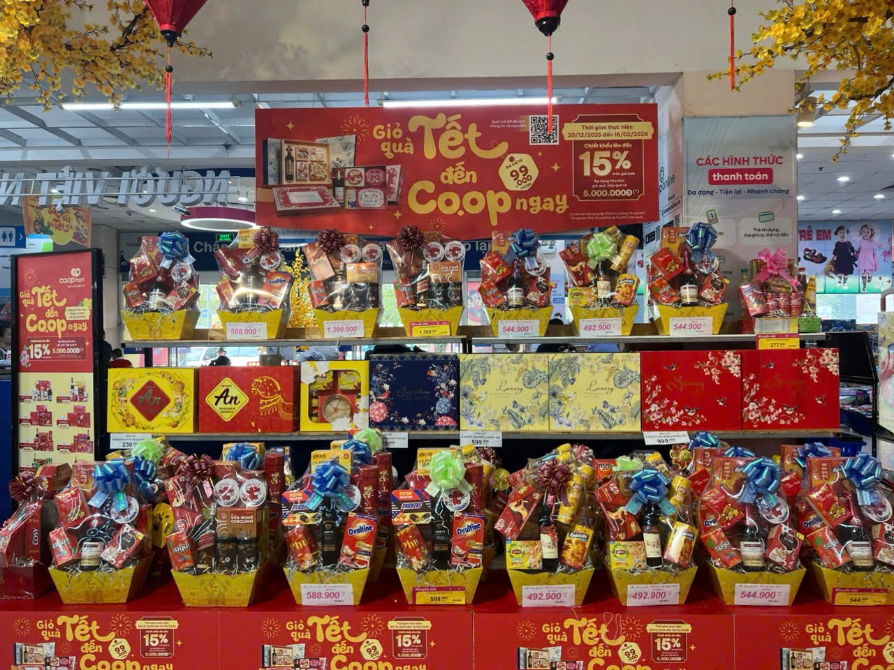 Rực rỡ sắc màu hàng hóa Tết tại các siêu thị