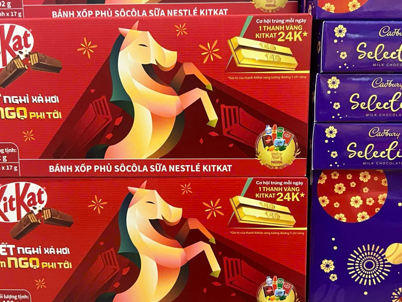 Rực rỡ sắc màu hàng hóa Tết tại các siêu thị