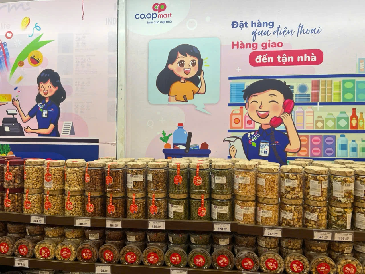 Rực rỡ sắc màu hàng hóa Tết tại các siêu thị