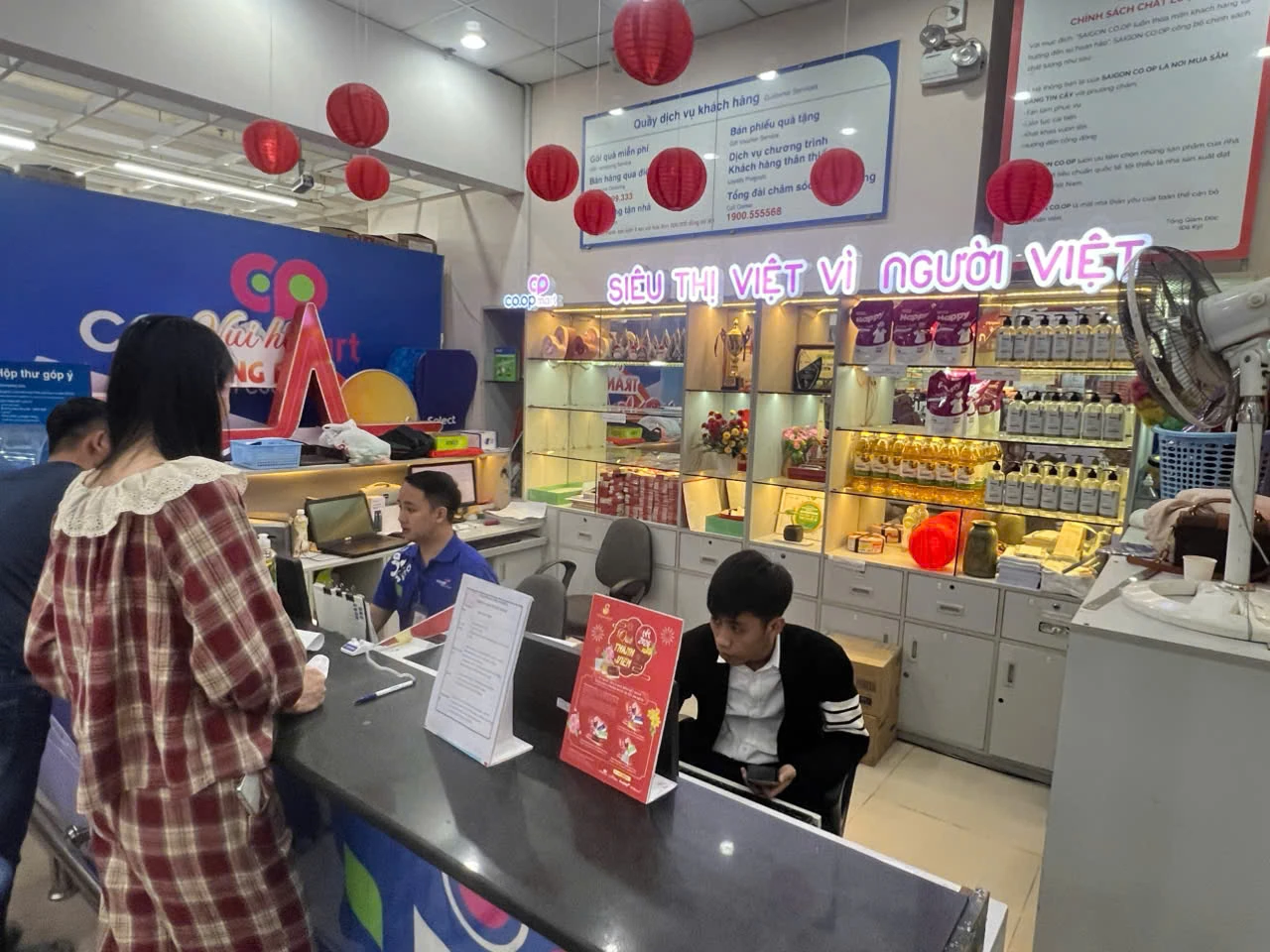 Rực rỡ sắc màu hàng hóa Tết tại các siêu thị