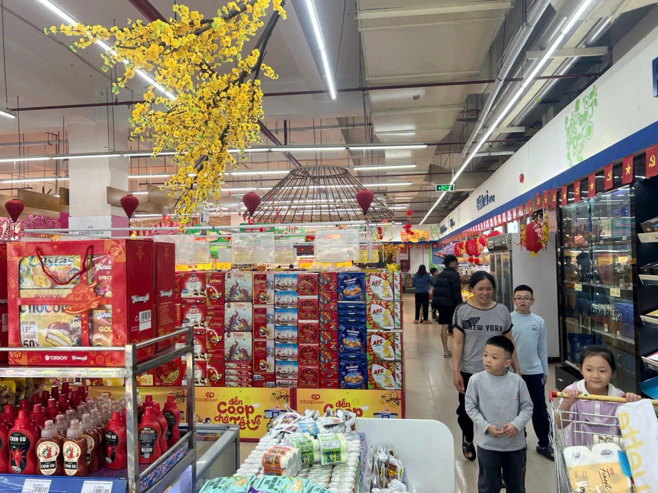 Rực rỡ sắc màu hàng hóa Tết tại các siêu thị