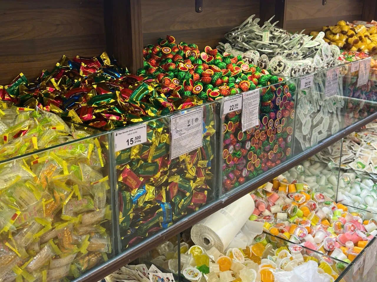 Rực rỡ sắc màu hàng hóa Tết tại các siêu thị