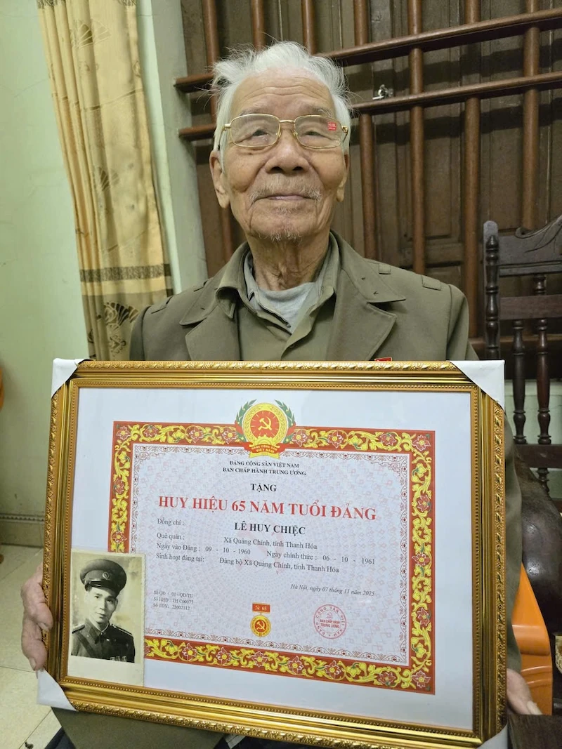 Ngọn lửa niềm tin của người đảng viên 65 năm tuổi Đảng