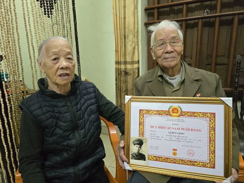 Ngọn lửa niềm tin của người đảng viên 65 năm tuổi Đảng